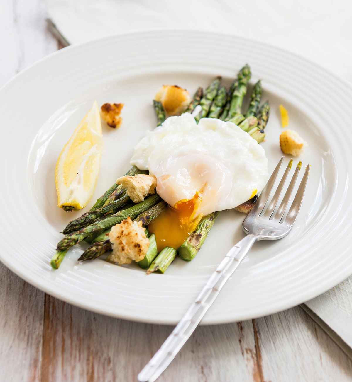 Szparagi z jajkiem sadzonym